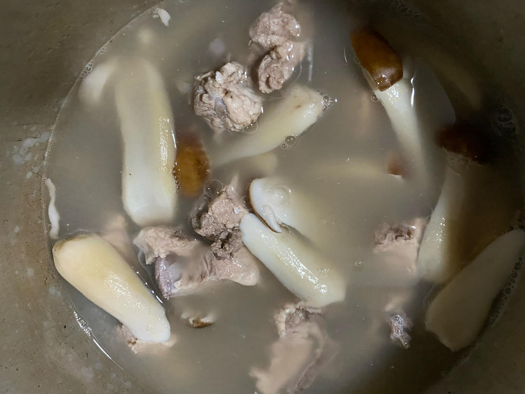 牛肝菌炖排骨汤