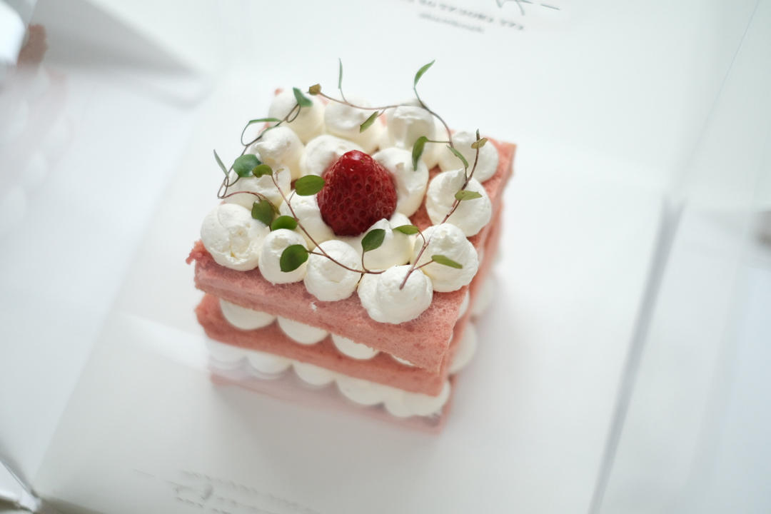 奶油草莓红丝绒裸蛋糕