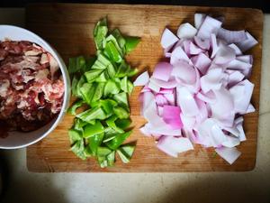 洋葱青椒炒肉的做法 步骤1