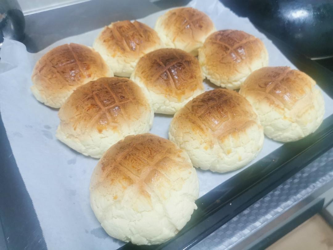 好吃到炸裂的港式菠萝包（附带制作酥皮的小视频）