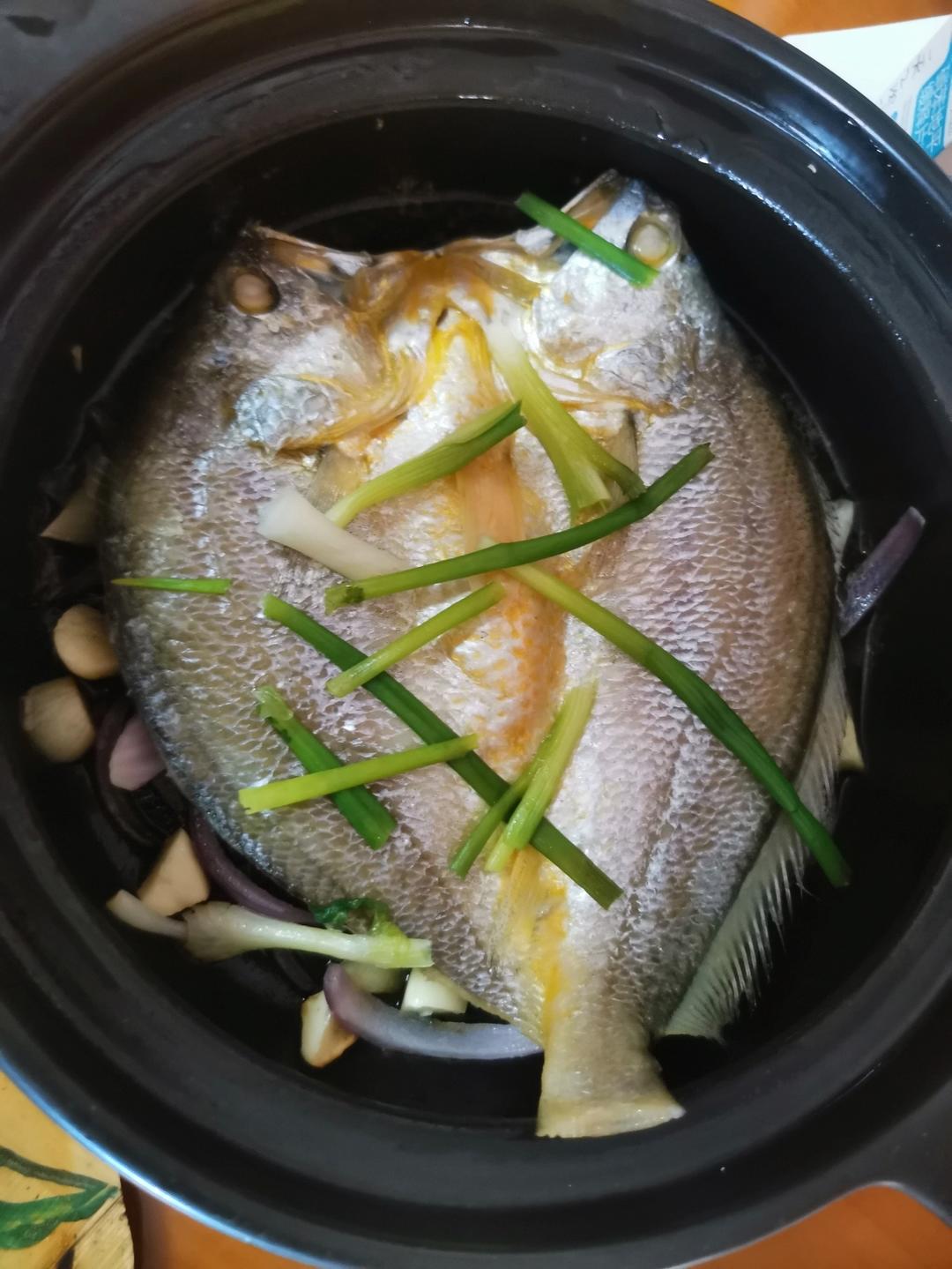 8分钟砂锅焖黄花鱼