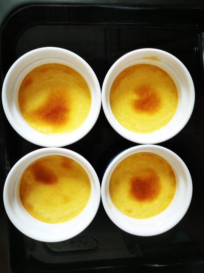 Crèmebrulée。法式烤布雷。焦糖布丁。