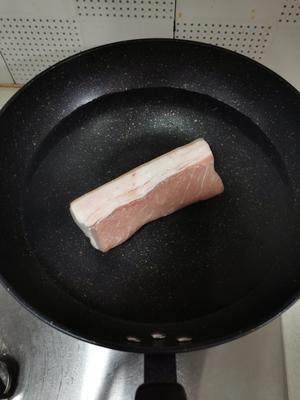 蒜苗回锅肉的做法 步骤1