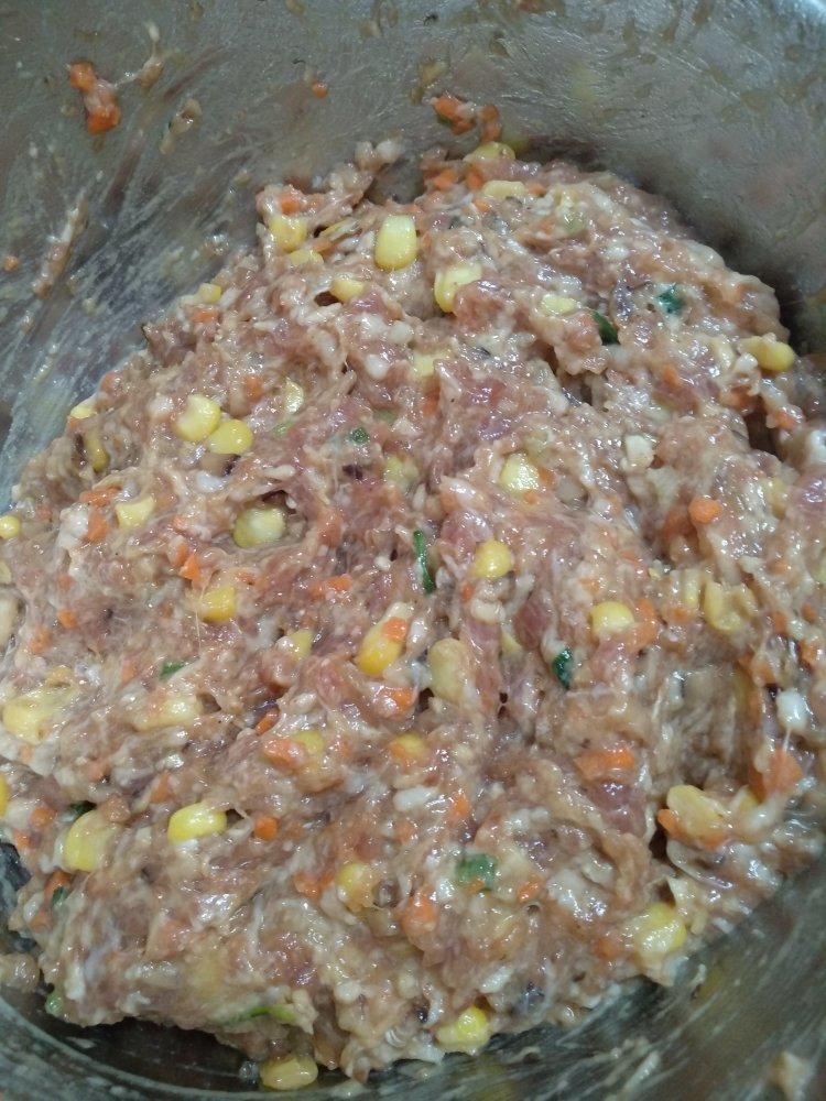 鸡年快乐💕年夜饭💕记第一次无人指导情况下弄饺子馅：胡萝卜鸡蛋粉丝木耳牛肉馅饺子