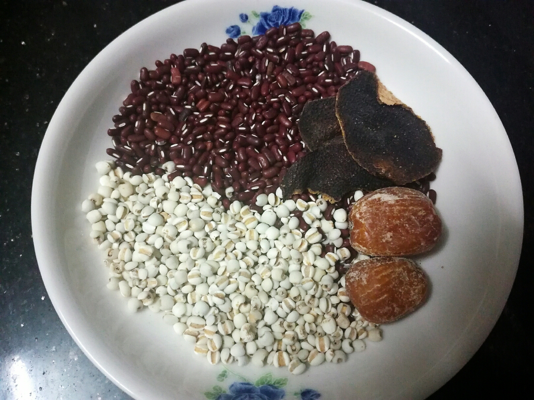 薏米赤小豆鲫鱼汤的做法 步骤1