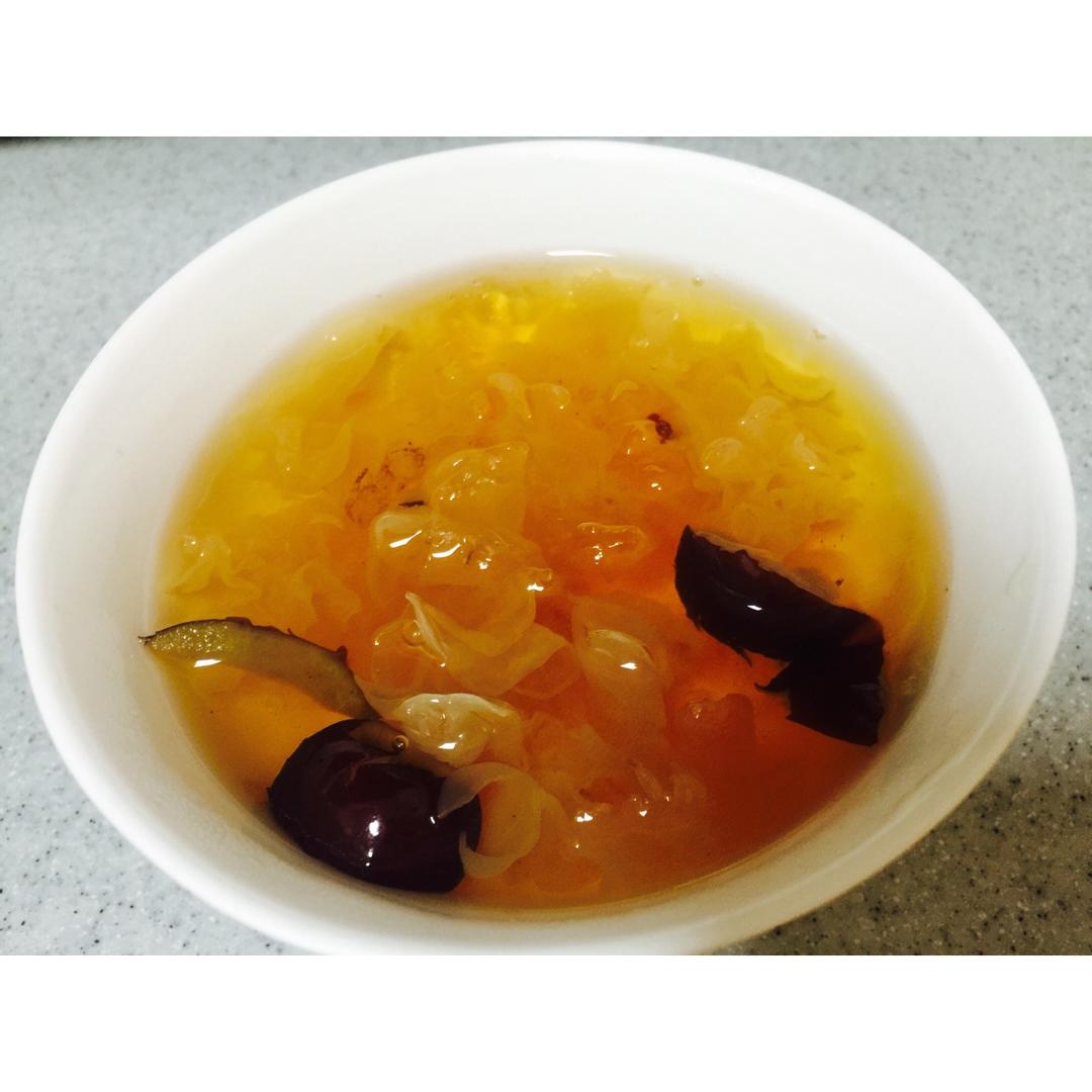 桃胶银耳红枣羹
