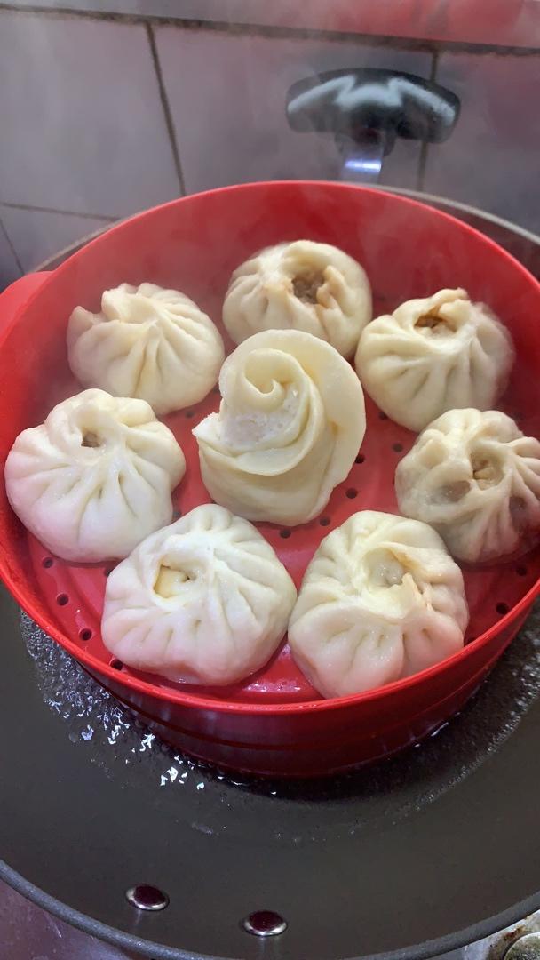 松软多汁的肉包子