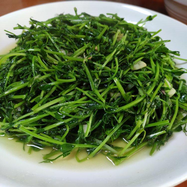 清炒豌豆苗，就爱这抹带着清香的翠绿～