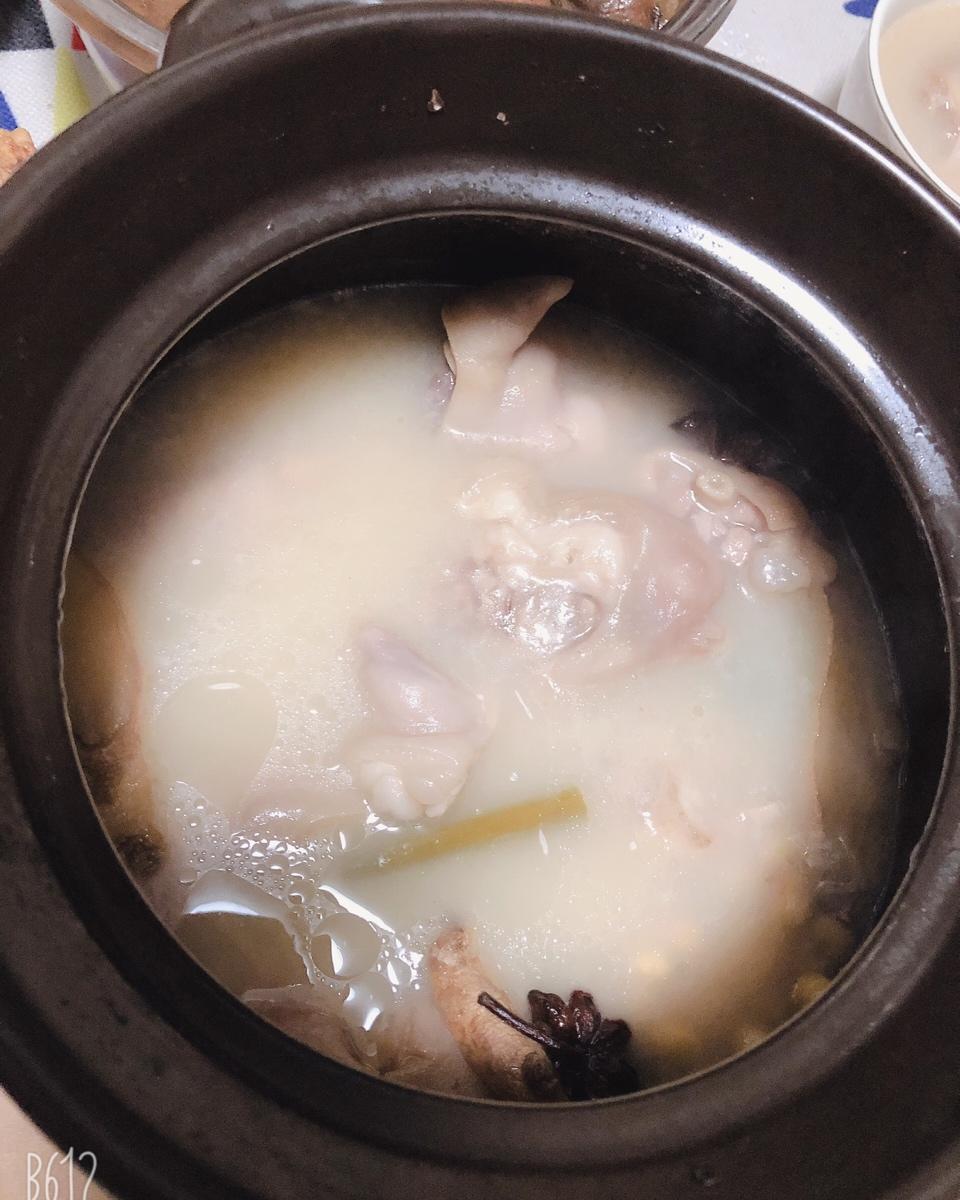 黄豆花生猪脚汤