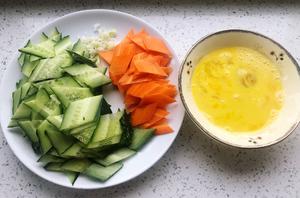 黄瓜炒鸡蛋的做法 步骤1
