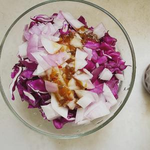 紫甘蓝洋葱和风沙拉的做法 步骤2