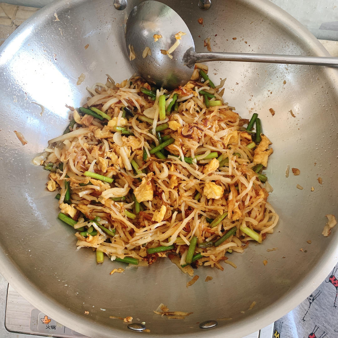 好吃的蒜苔炒饼炒面