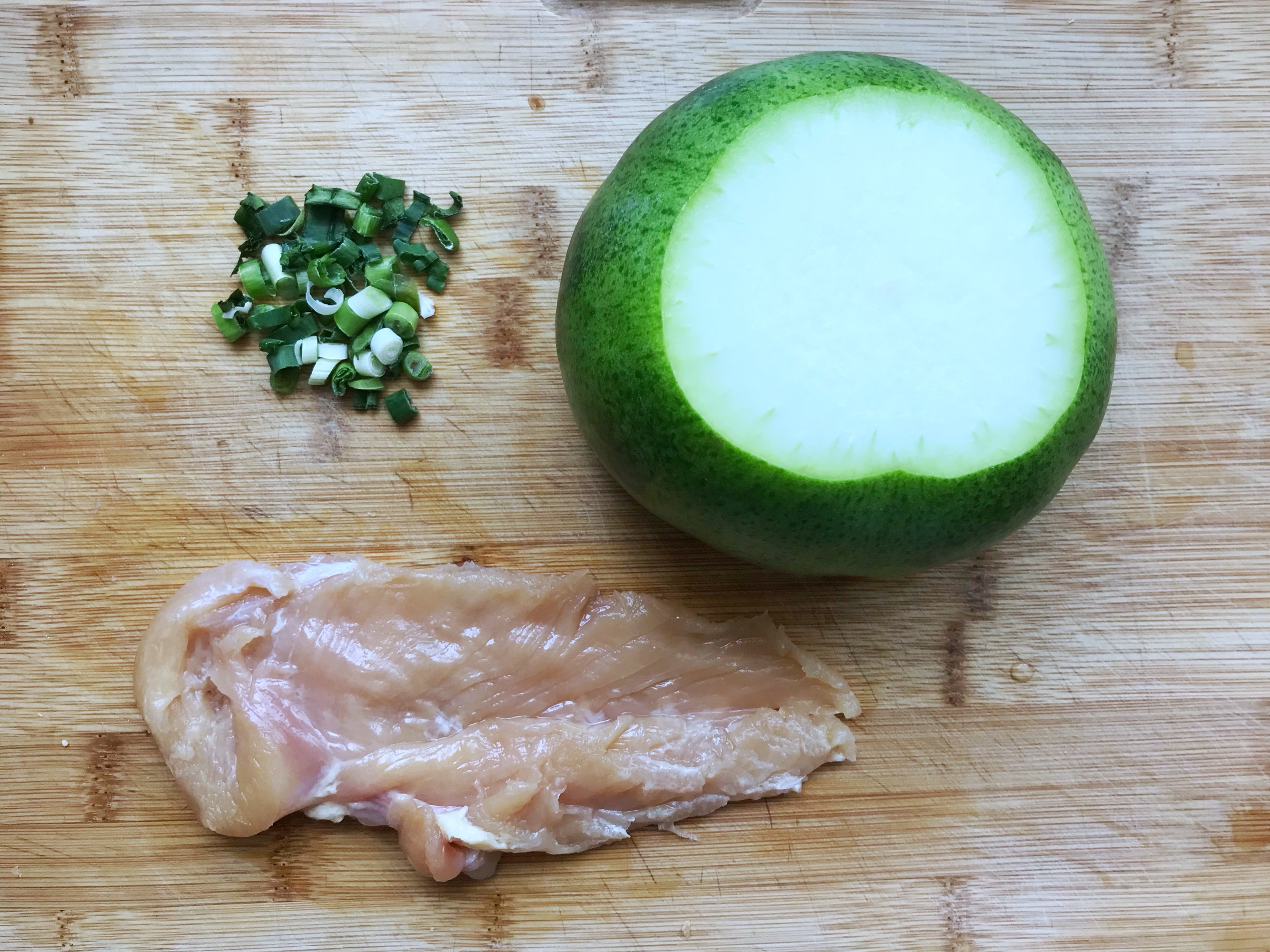 【适合减肥期间吃的菜】无油鸡胸肉焖冬瓜的做法 步骤1