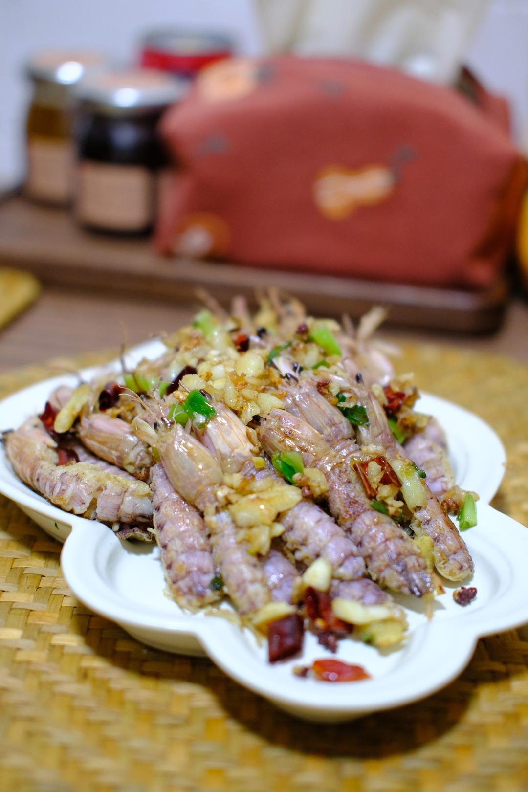 无油炸版的椒盐皮皮虾和巧拨虾壳的方法