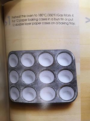 香草奶油霜杯子蛋糕的做法 步骤2