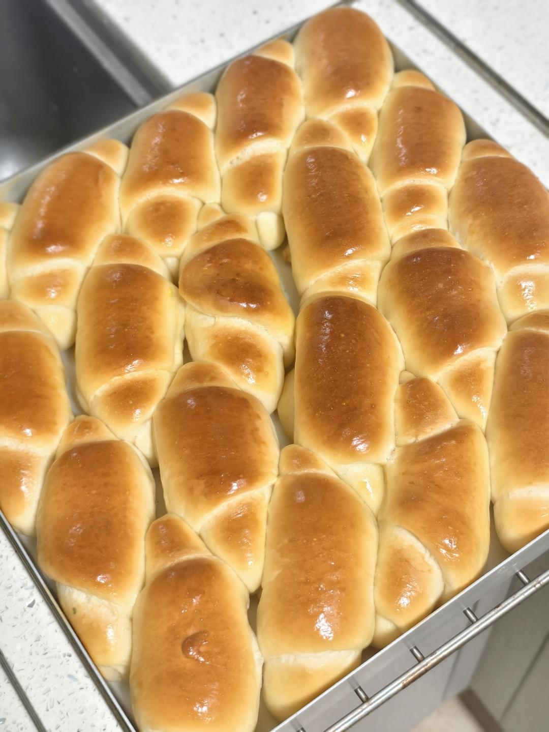 又香又软又拉丝，咬一口奶香十足！超治愈的淡奶油波兰种小餐包