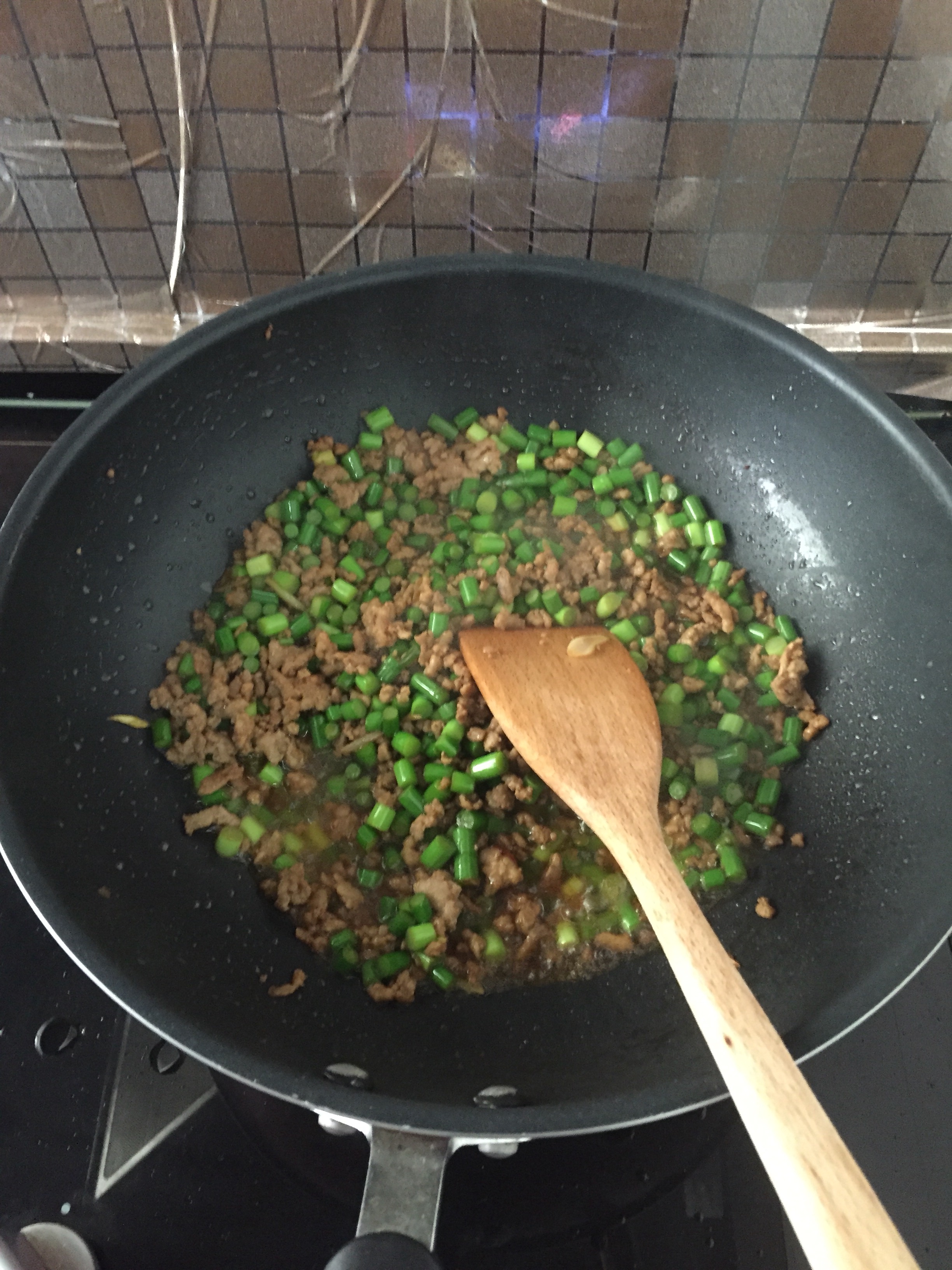 肉沫蒜薹的做法 步骤2