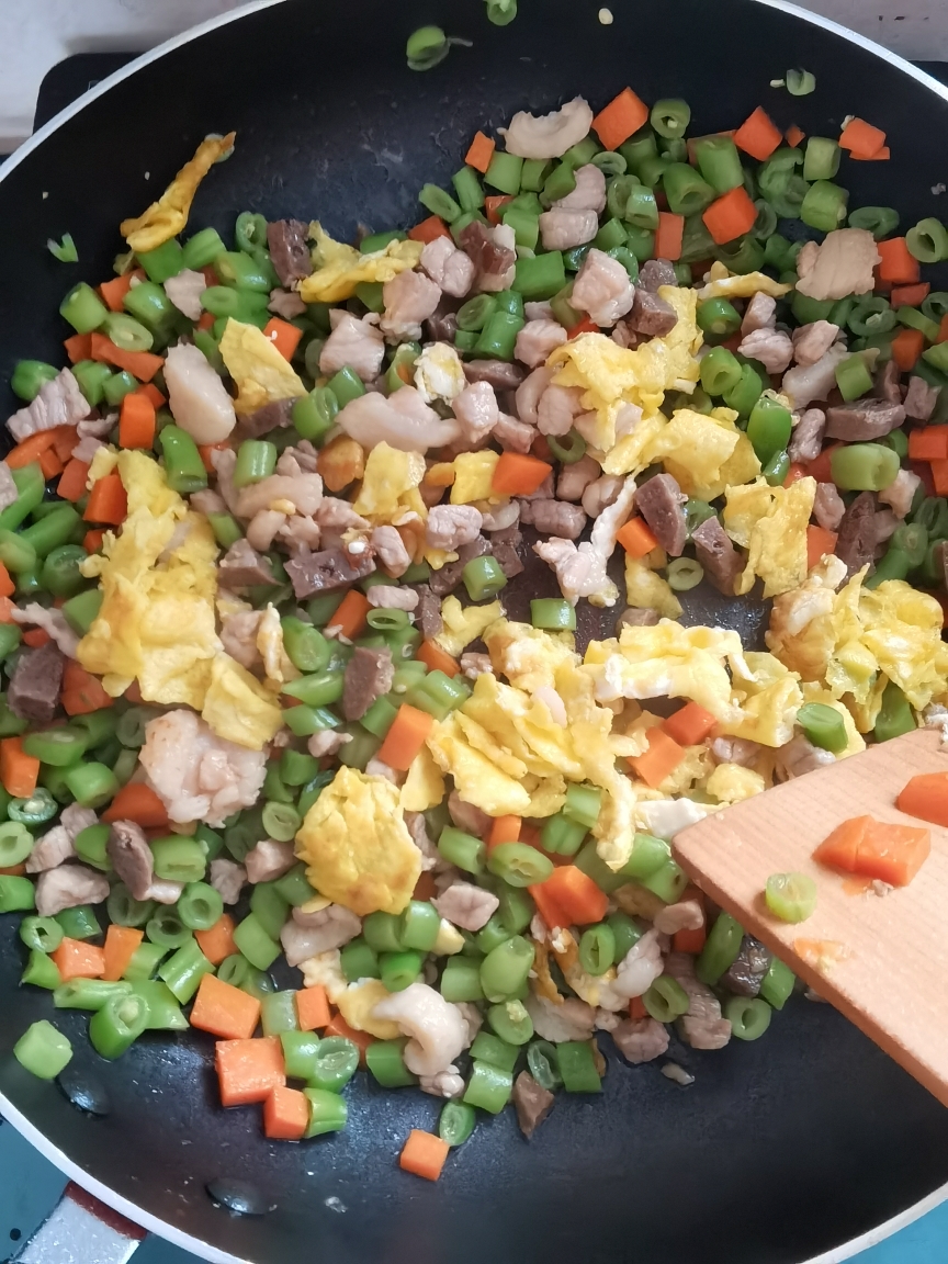 简单易做的下饭菜—胡萝卜豆角煎蛋肉粒的做法 步骤5