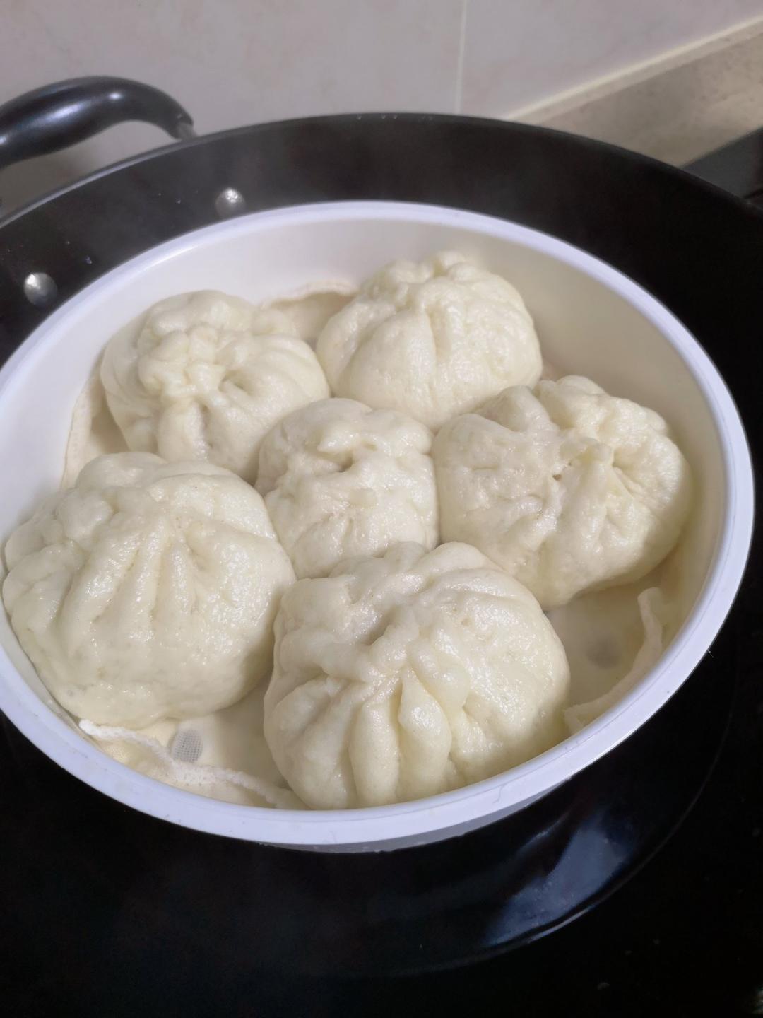 松软多汁的肉包子