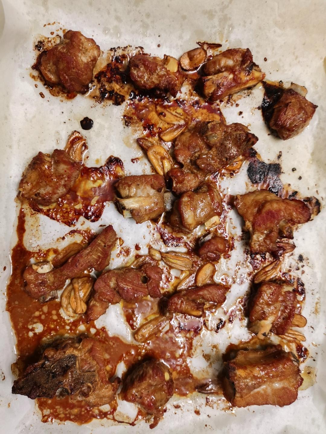 外焦里嫩！好吃到舔手指的蒜香烤排骨