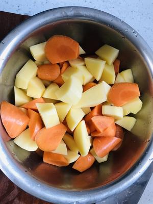 土豆胡萝卜烧牛排骨牛腩的做法 步骤8