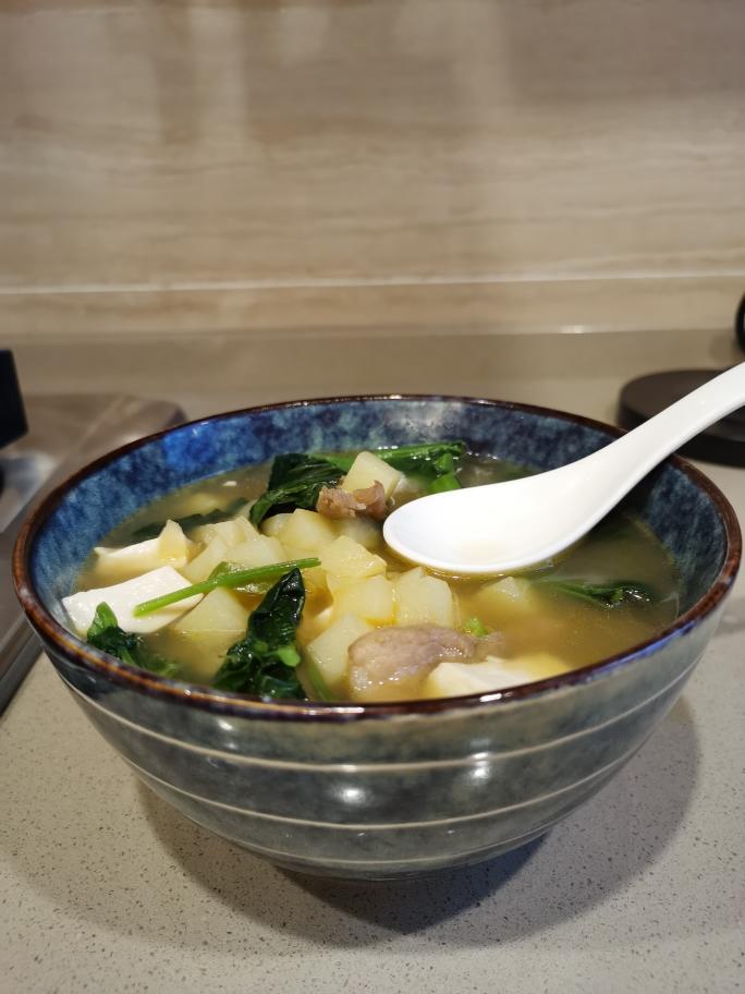 土豆青菜豆腐汤