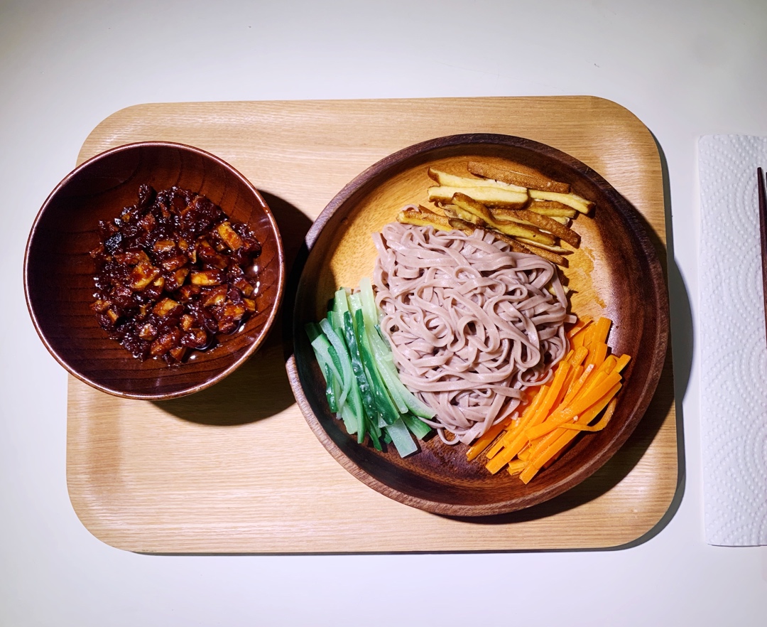 四宝炸酱面（Noodles with Soybean Paste and Four Treasures)