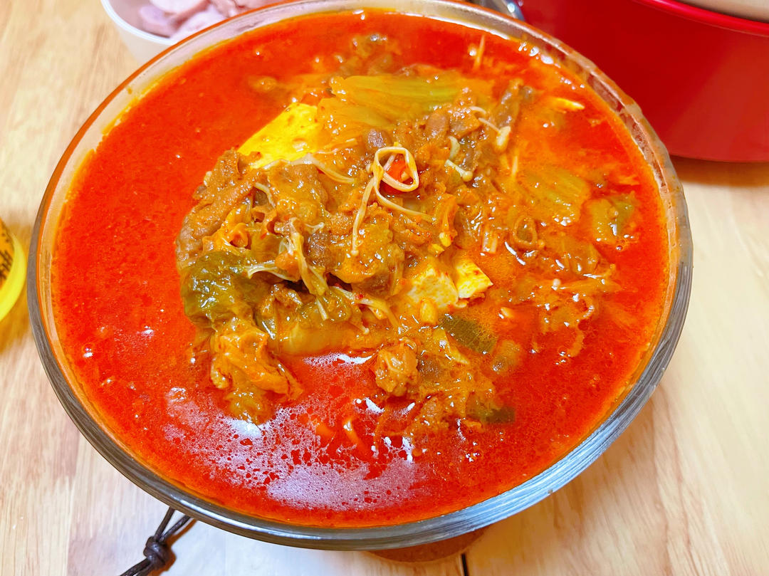 金针菇泡菜肥牛汤锅|妈妈再给我一碗