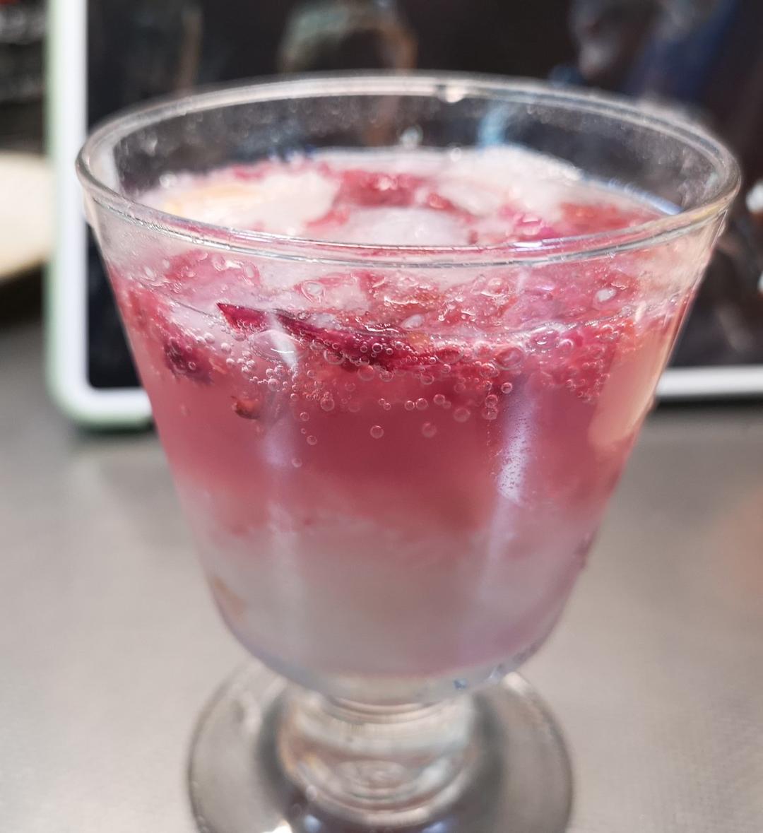 夏日的快乐:玫瑰荔枝气泡水