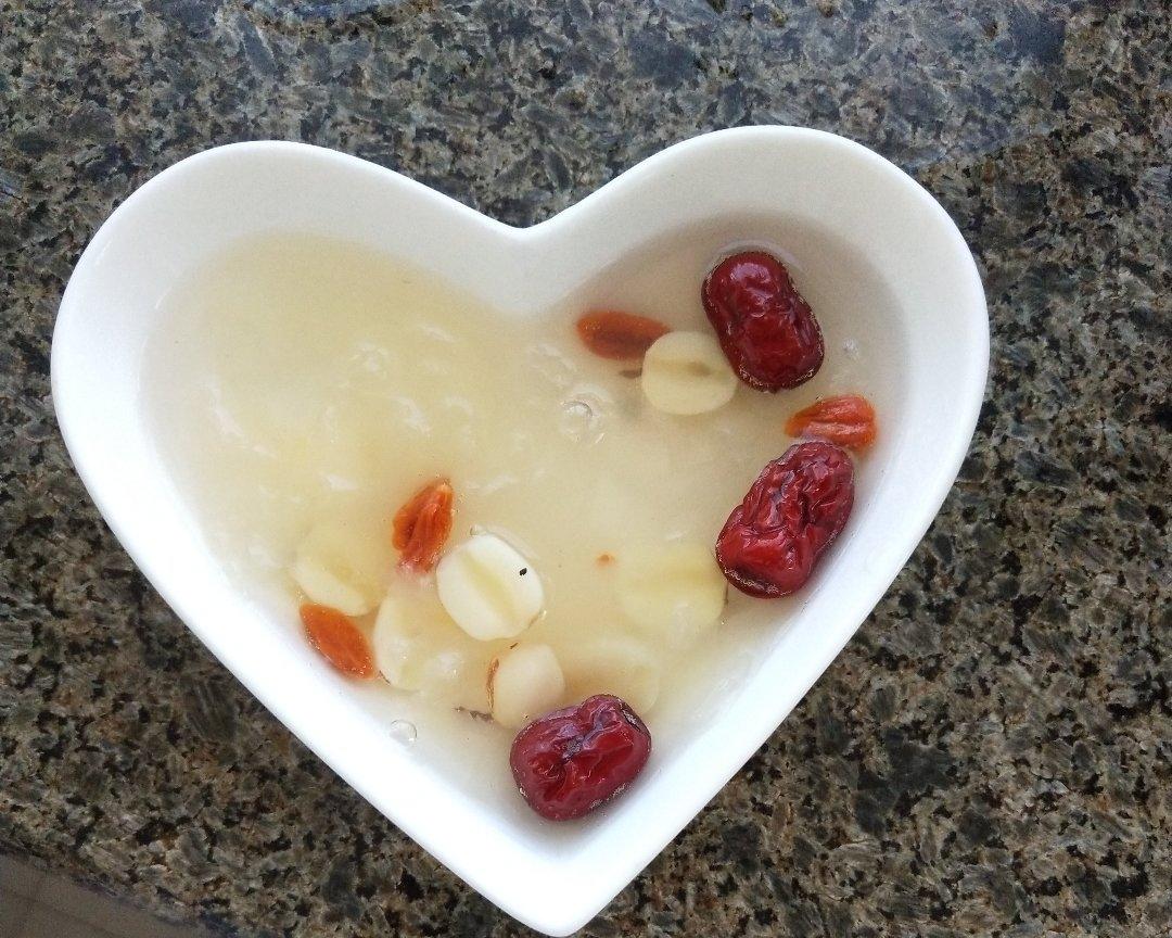 银耳红枣莲子羹的做法