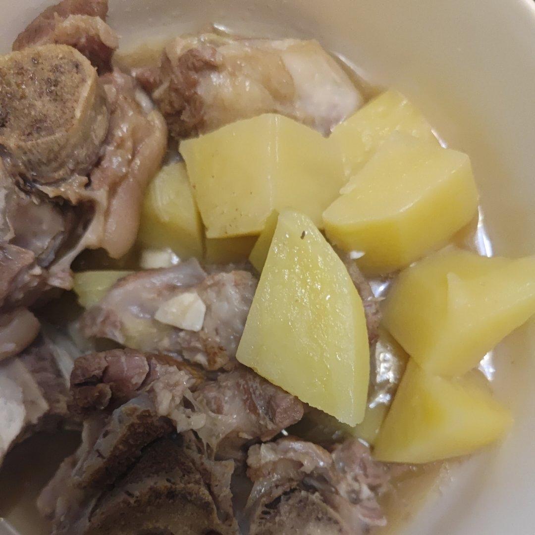 大骨头炖豆角土豆