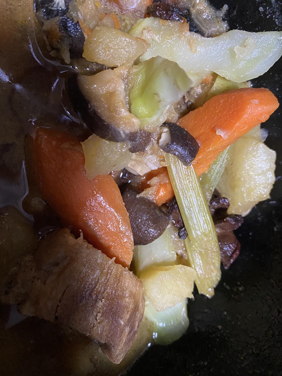 1珥菜胡萝卜土豆炖排骨、2油炸小黄鱼/鳕鱼、3黄豆嘴儿猪肉炒豆角/4黄瓜洋葱胡萝卜炒虾仁/5加了巧克力饼干碎的发面饼