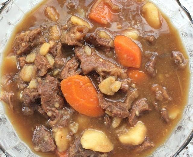 红萝卜、土豆炖牛腩的做法