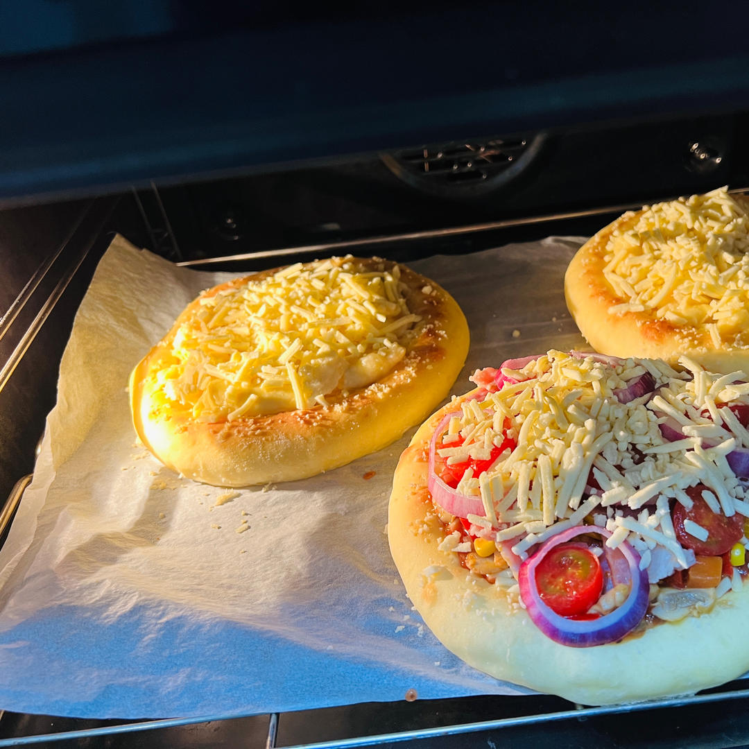 含宣软饼皮做法、自己在家也能做出馅料十足、超拉丝的美味诱人披萨