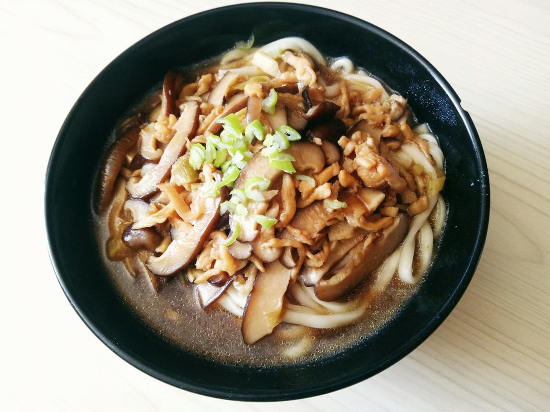 要瘦炸的大白熊做的香菇鸡丝面
