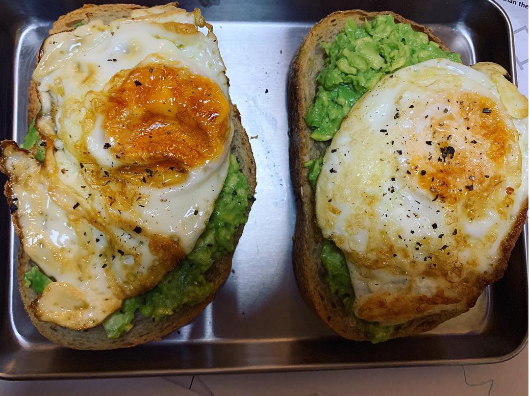 双重牛油果鸡蛋开放三明治