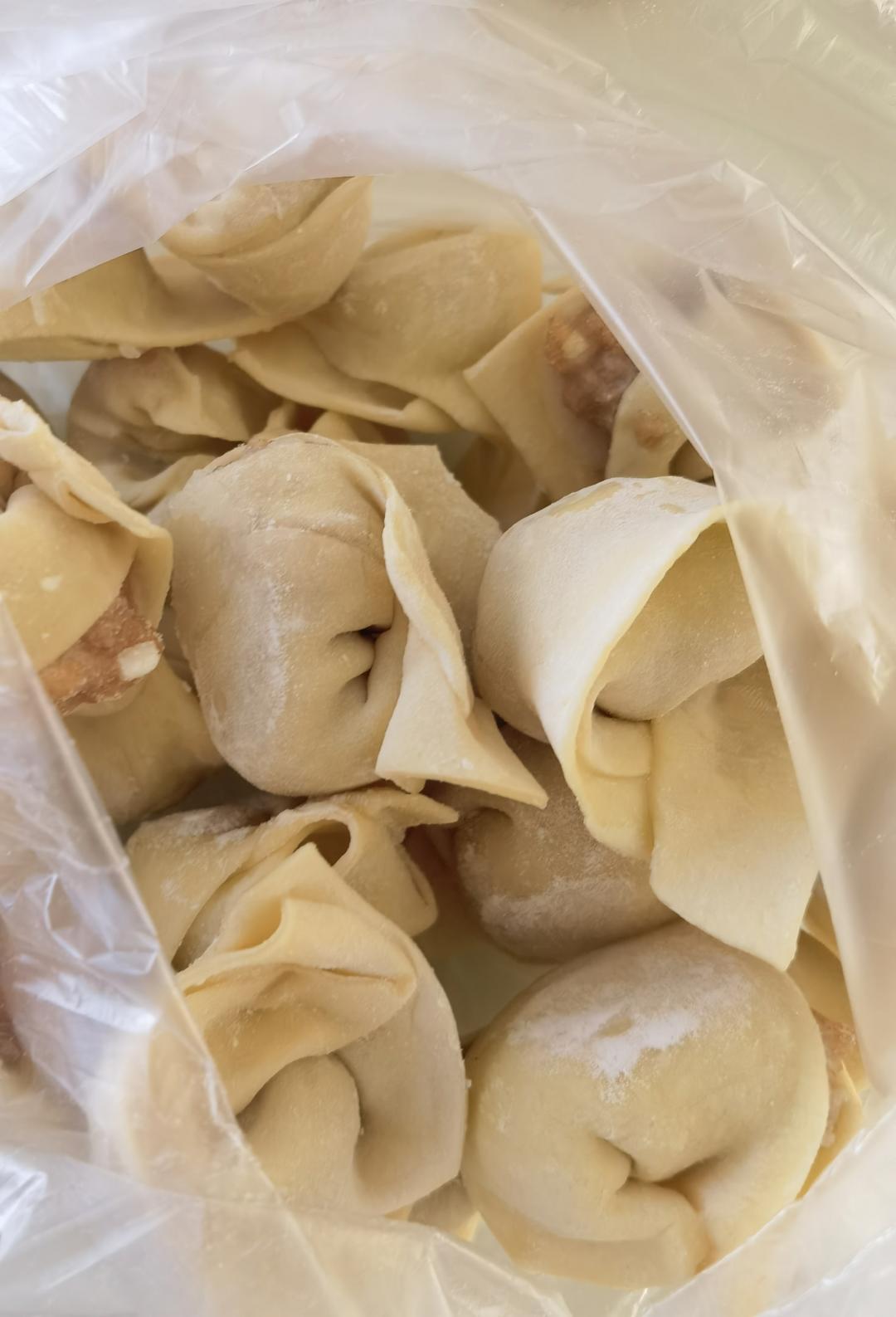 薄如蝉翼的手擀馄饨皮