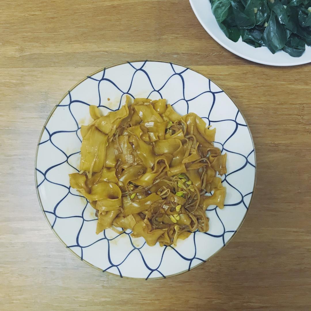 豆芽金针菇炒面