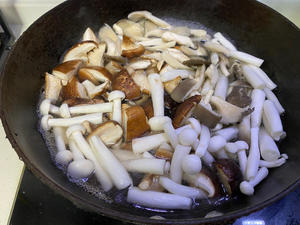 菌菇煲(杂菇煲)的做法 步骤2
