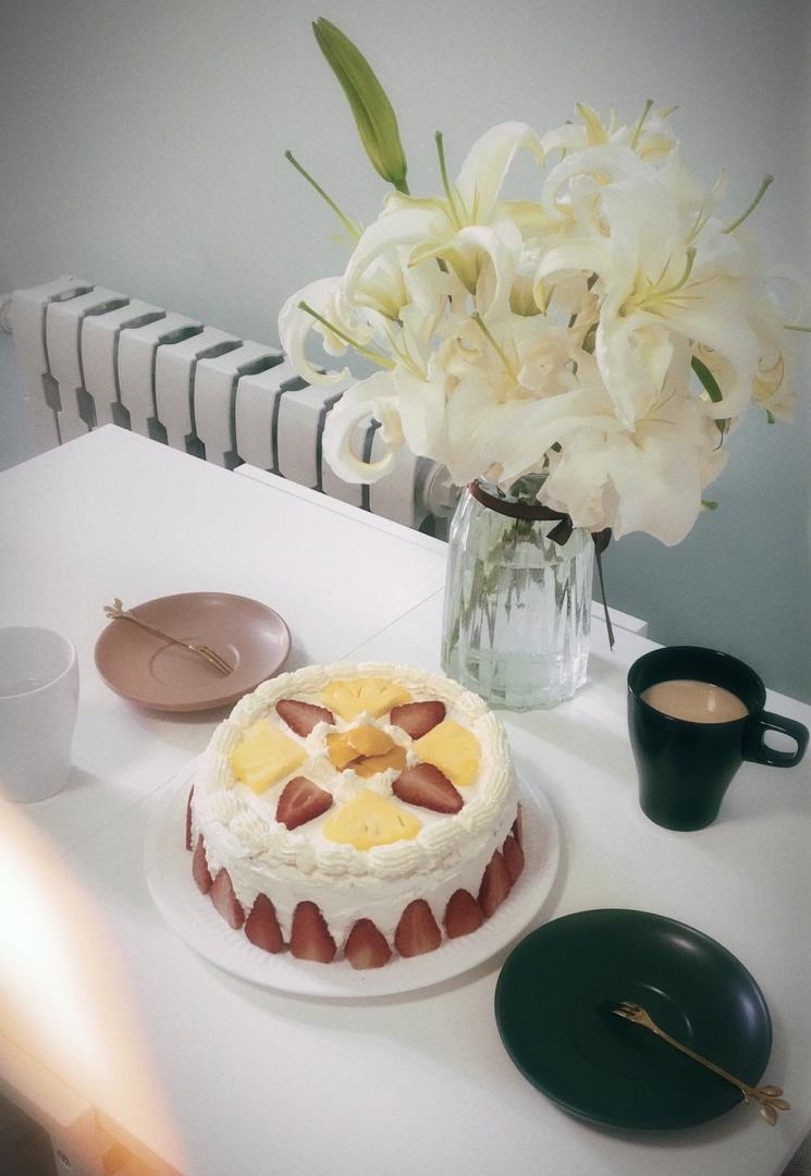 新手必成8寸生日蛋糕（详细多图干货经验分享，解决戚风蛋糕塌陷，奶油饰面涂不好，烤箱温度不好掌握等各种问题）