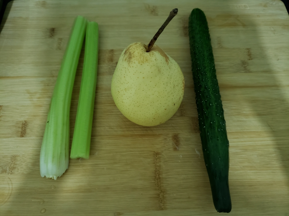 黄瓜雪梨芹菜果蔬汁的做法 步骤1