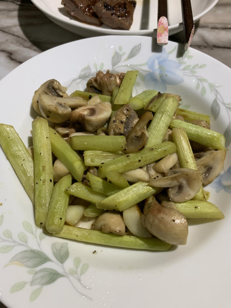 口蘑炒芦笋