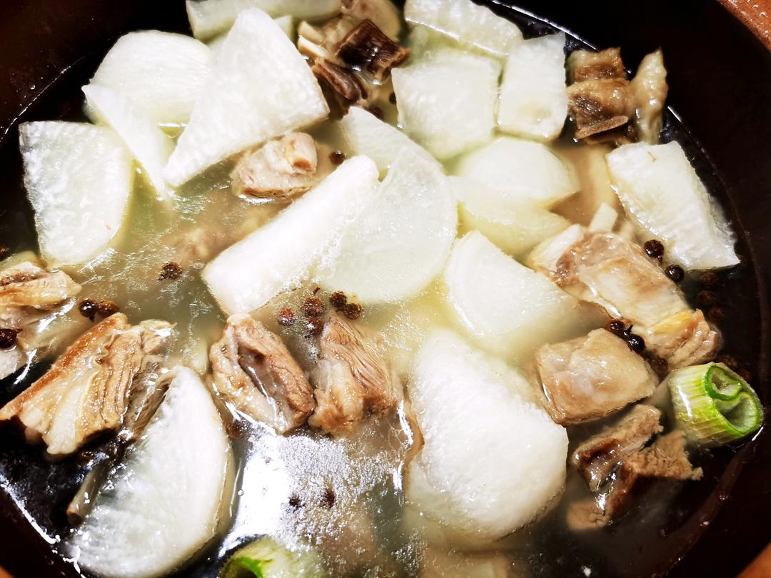 清炖羊排，老爸的拿手菜，汤鲜味浓，羊肉软烂，连萝卜都非常好吃