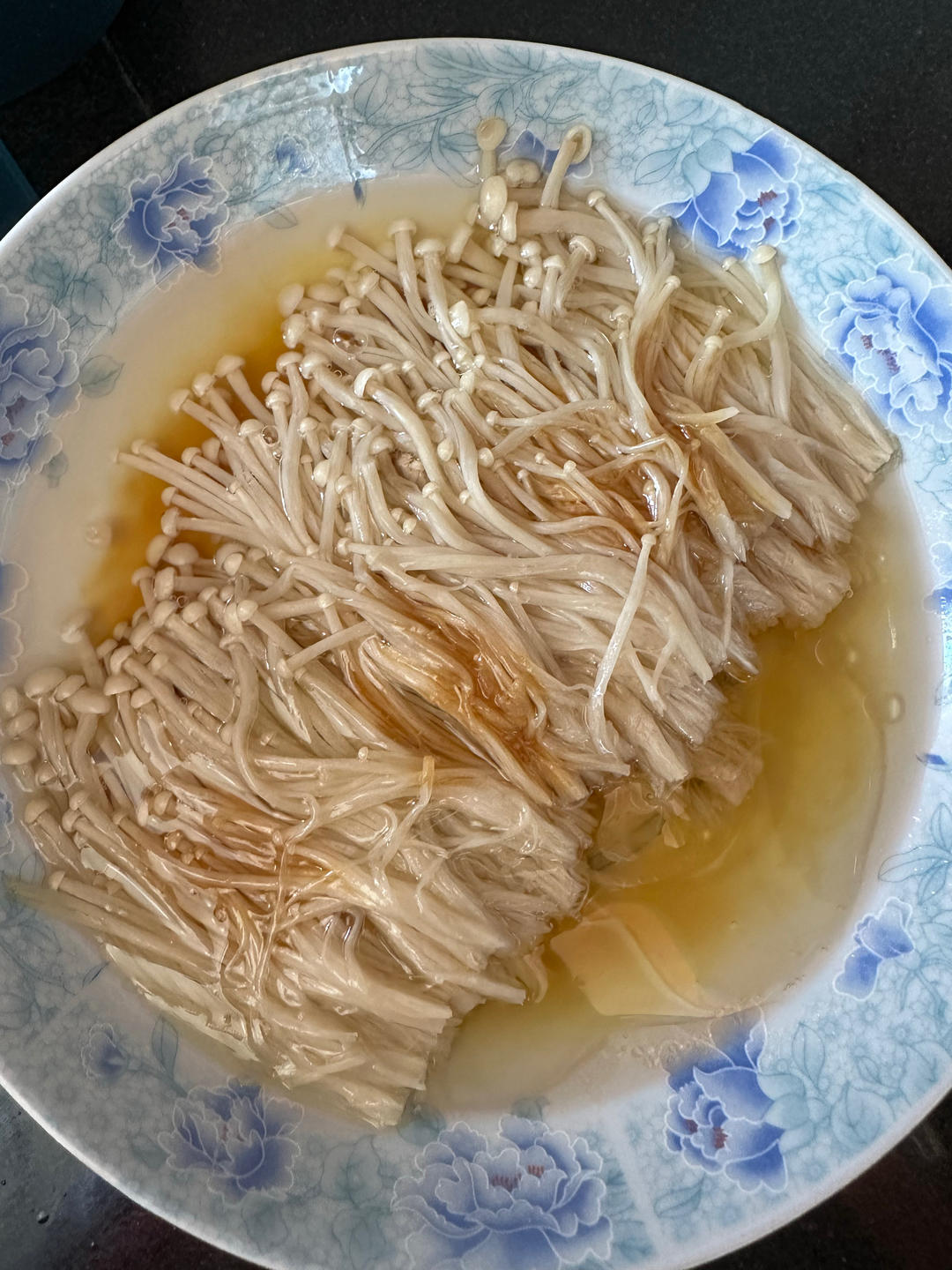 葱油金针菇——10分钟快手菜，你绝对不能错过的美味~