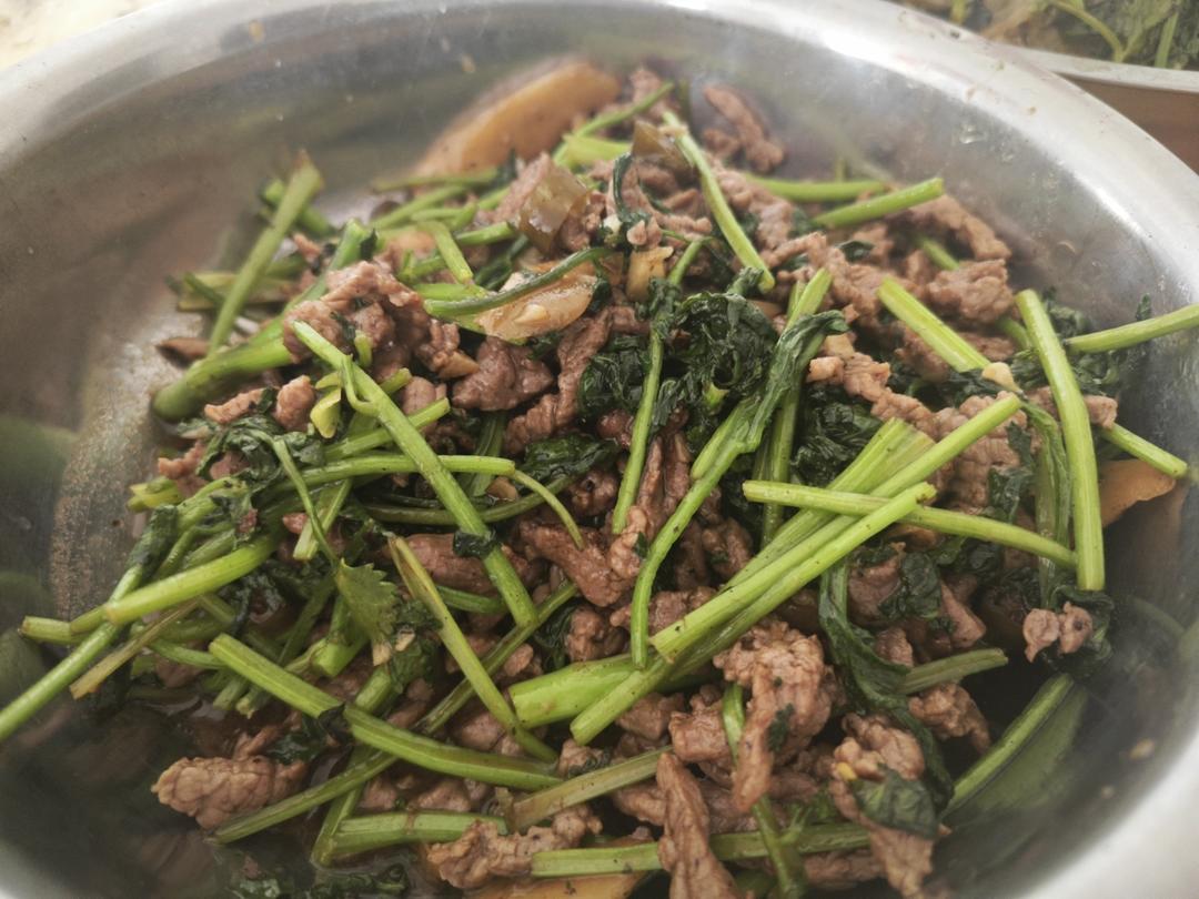 香菜炒牛肉，香辣下饭，爱吃香菜的朋友看过来，拌饭绝了