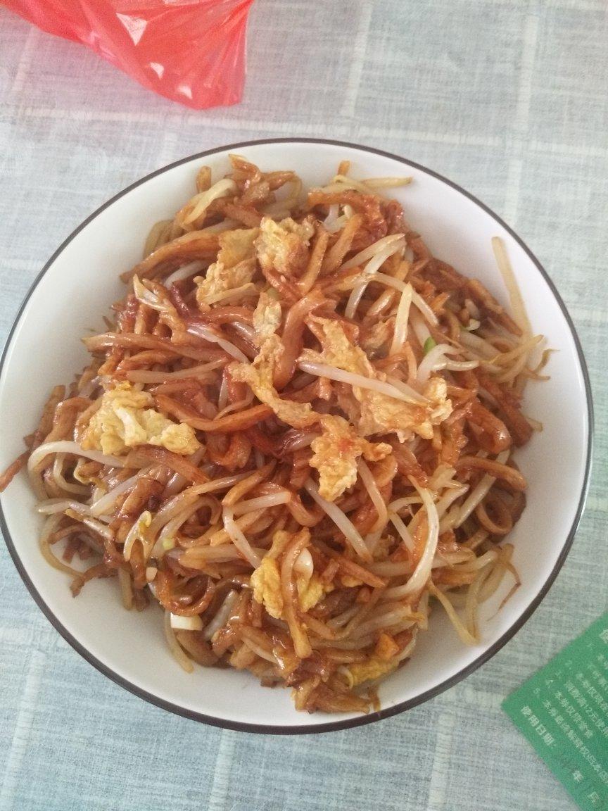 鸡蛋豆芽炒焖饼