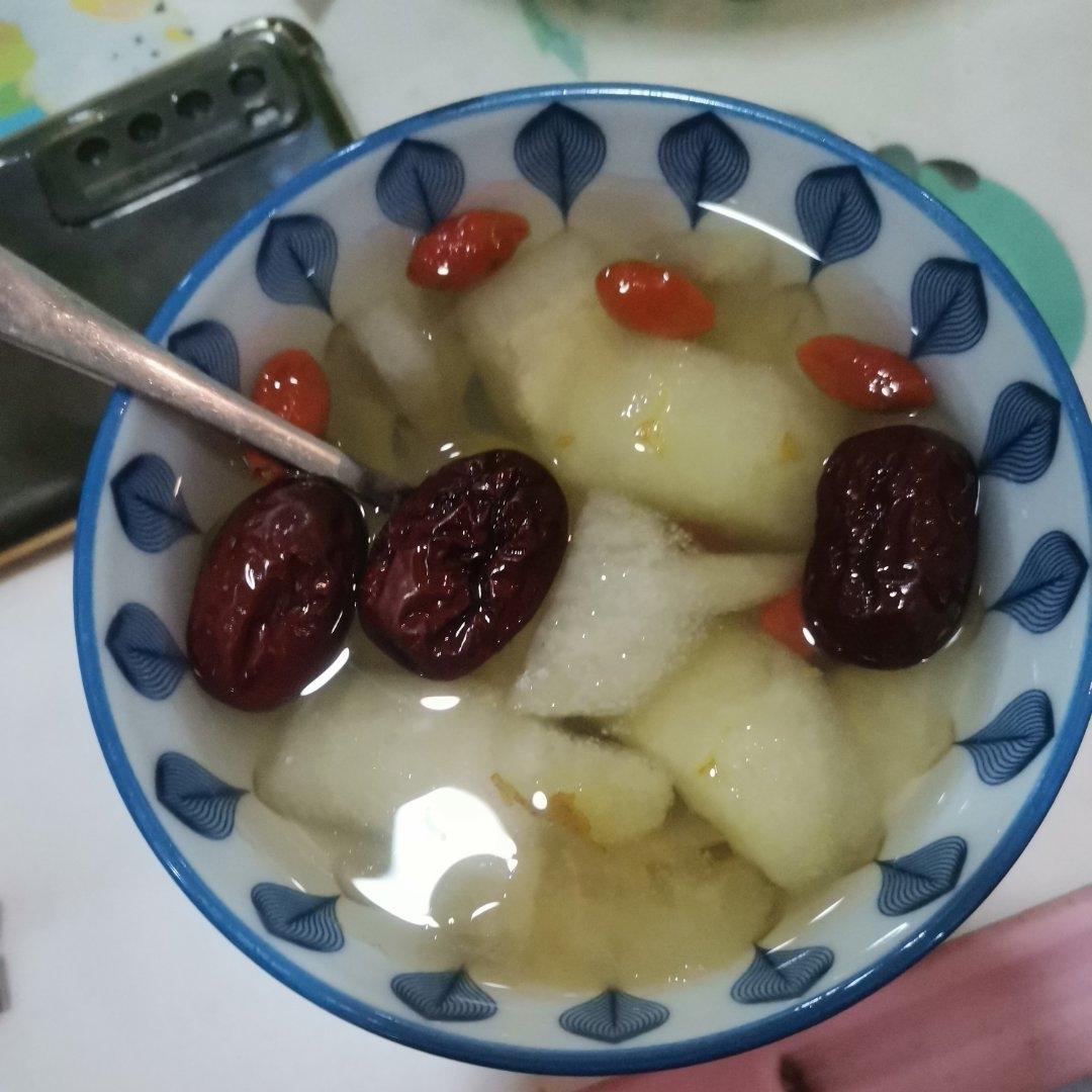 冰糖雪梨汤（清热降火，润肺止咳）