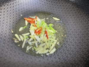 韭菜炒螺蛳肉的做法 步骤2
