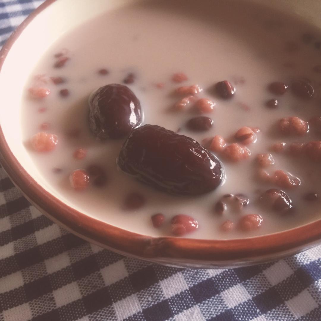 红枣红豆薏仁牛奶粥
