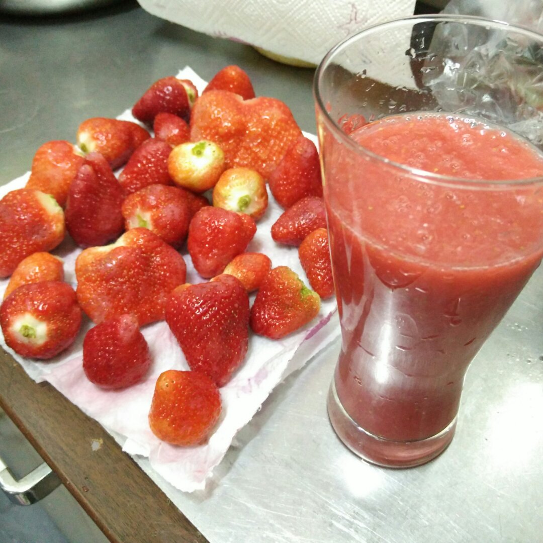 xxt1ngt1ng做的鲜榨草莓汁